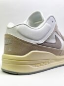 NIKE R
